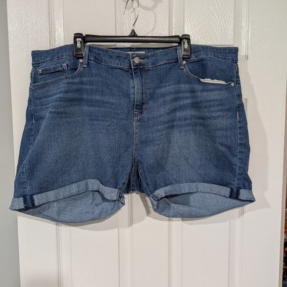 Signature by Levi Strauss Medium Wash Mid-Rise Denim Shorts in Size 22 (W36) - Picture 1 of 12